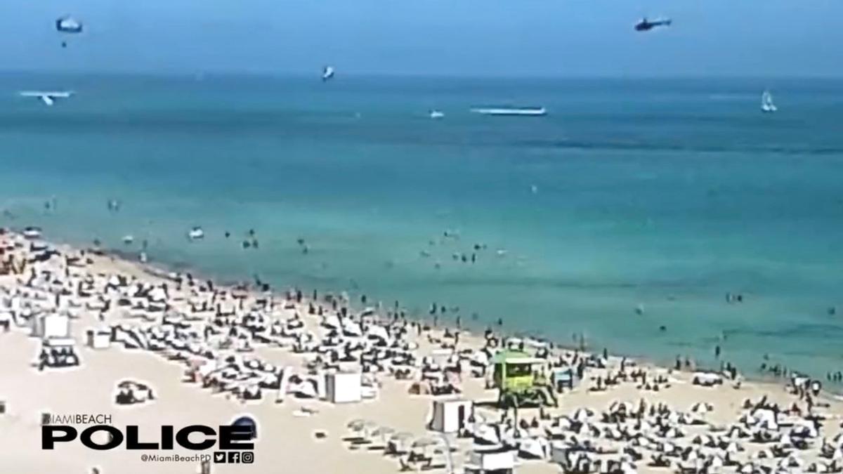 Moment en que s&#039;ha accidentat un helicopter a Miami Beach