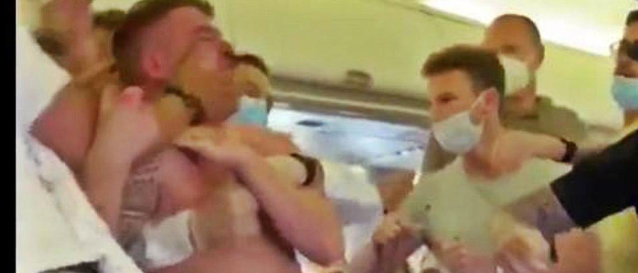 Pelea en un vuelo de Ámsterdam a Eivissa el verano pasado por el uso de las mascarillas.