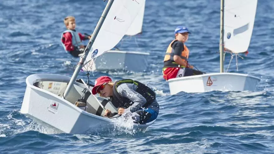 Ramón de la Serna y Marta Ferrando se adjudican el Autonómico de Optimist B de la FVCV en Campoamor