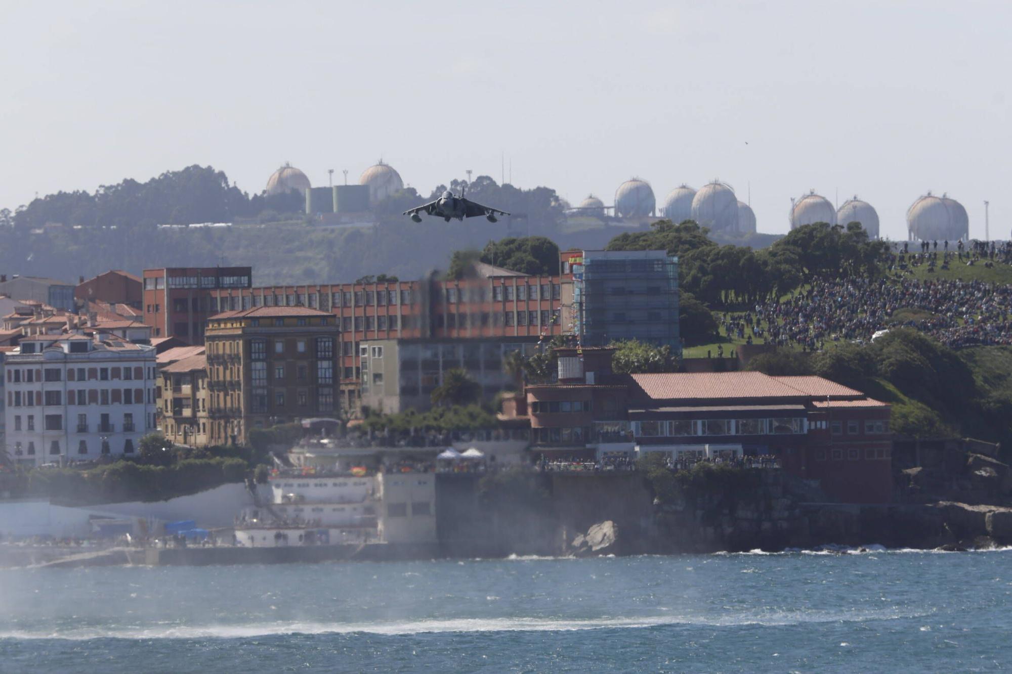 EN IMÁGENES: Así fue la revista naval  del Rey Felipe VI y la exhibición aérea en Gijón por el Día de las Fuerzas Armadas