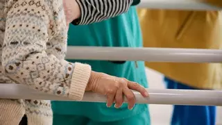 Crece la espera y caen las resoluciones, la dependencia en Andalucía cerró 2024 con 32.000 personas sin prestación
