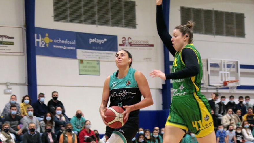 Noelia Masià en un partido con el CAB Estepona.