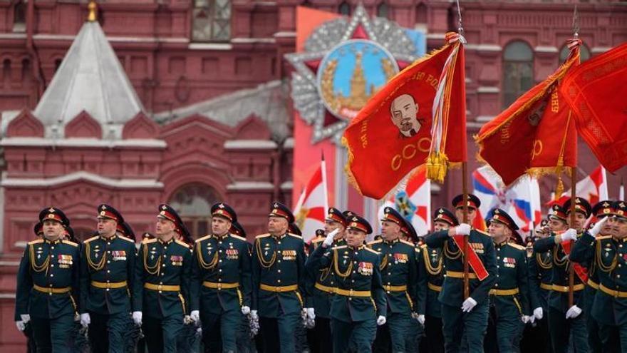Desfile en Moscú: Putin recuerda el "heroísmo soviético" como inspiración para sus fuerzas en Ucrania e invita a soldados norcoreanos