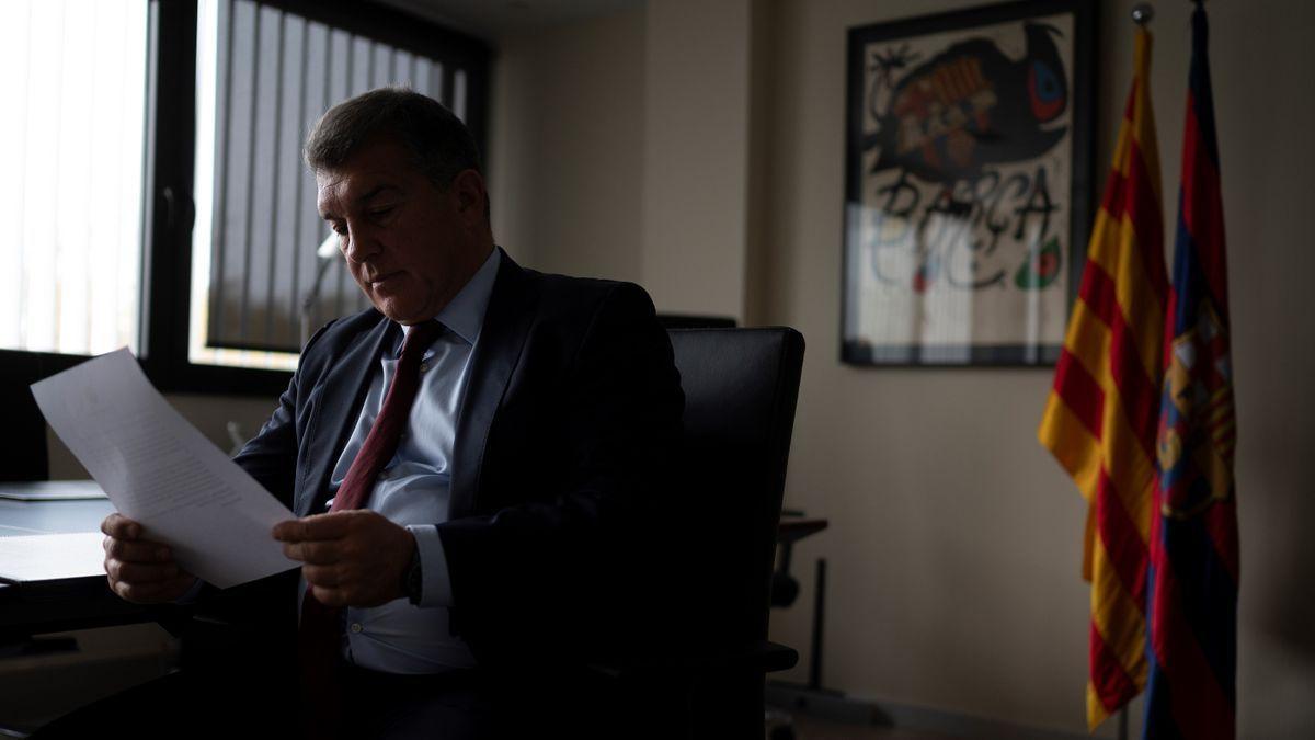 Laporta examina unos documentos en su despacho en las oficinas del Camp Nou.