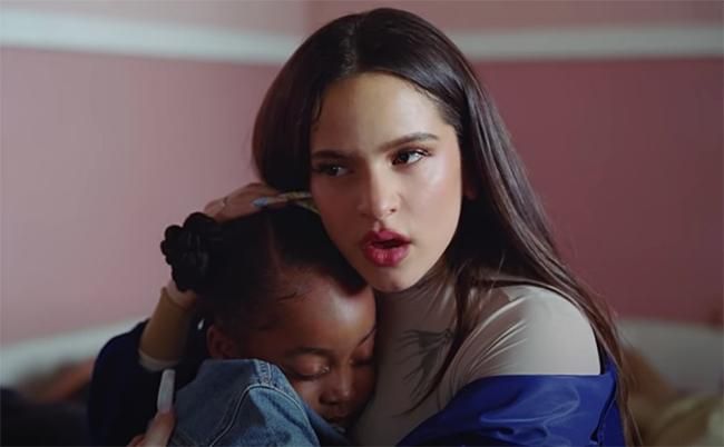 Rosalía, en una imagen de su vídeo 'TKN'