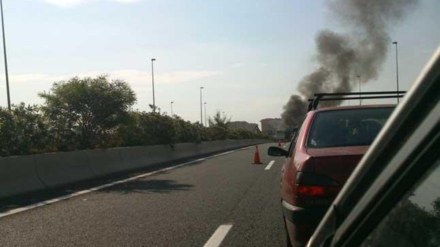 El fuego en un camión colapsa la entrada a Alicante por la autovía
