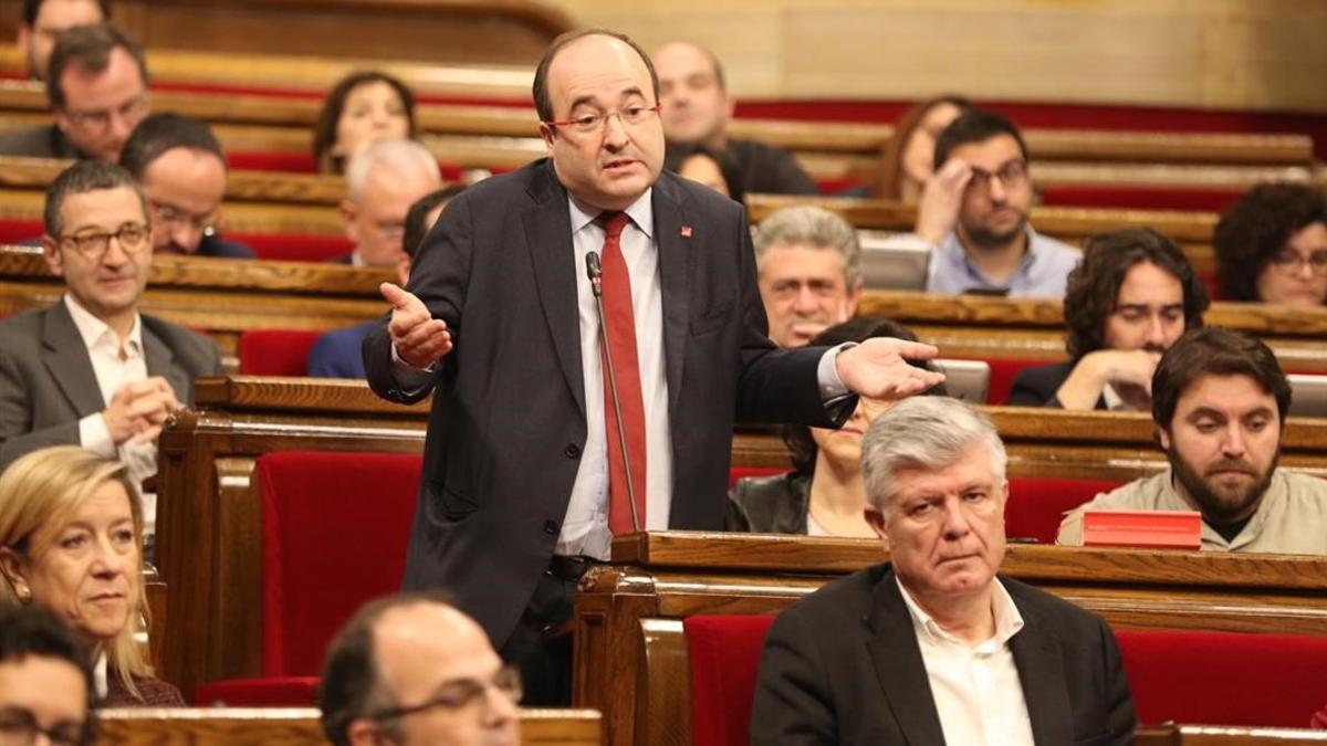 El líder del PSC, Miquel Iceta, interviene en una sesión de control al Govern.