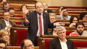 El líder del PSC, Miquel Iceta, interviene en una sesión de control al Govern.