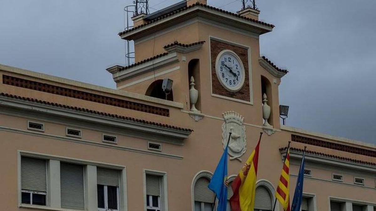 Façana de l’Ajuntament de Santa Coloma de Gramenet. | JORDI COTRINA
