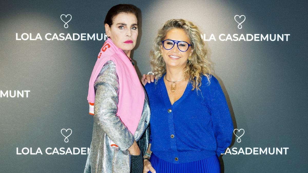 Antonia Dell'Atte junto a Maite Casademunt, en el 'reopening' de su tienda más emblemática, en Rambla Catalunya.