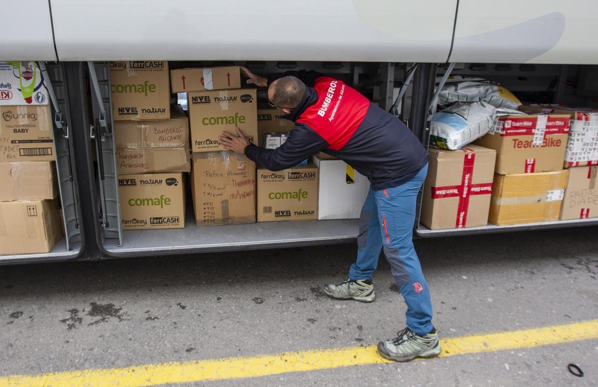 Fletan un autobús con ayuda humanitaria para Ucrania que traerá refugiados de vuelta