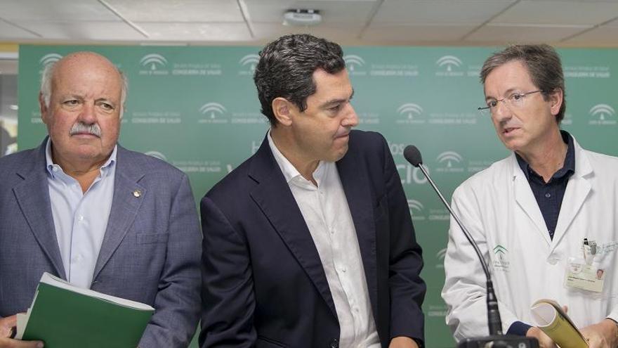 Jesús Aguirre y Juanma Moreno, con profesionales sanitarios del Hospital Virgen del Rocío de Sevilla.