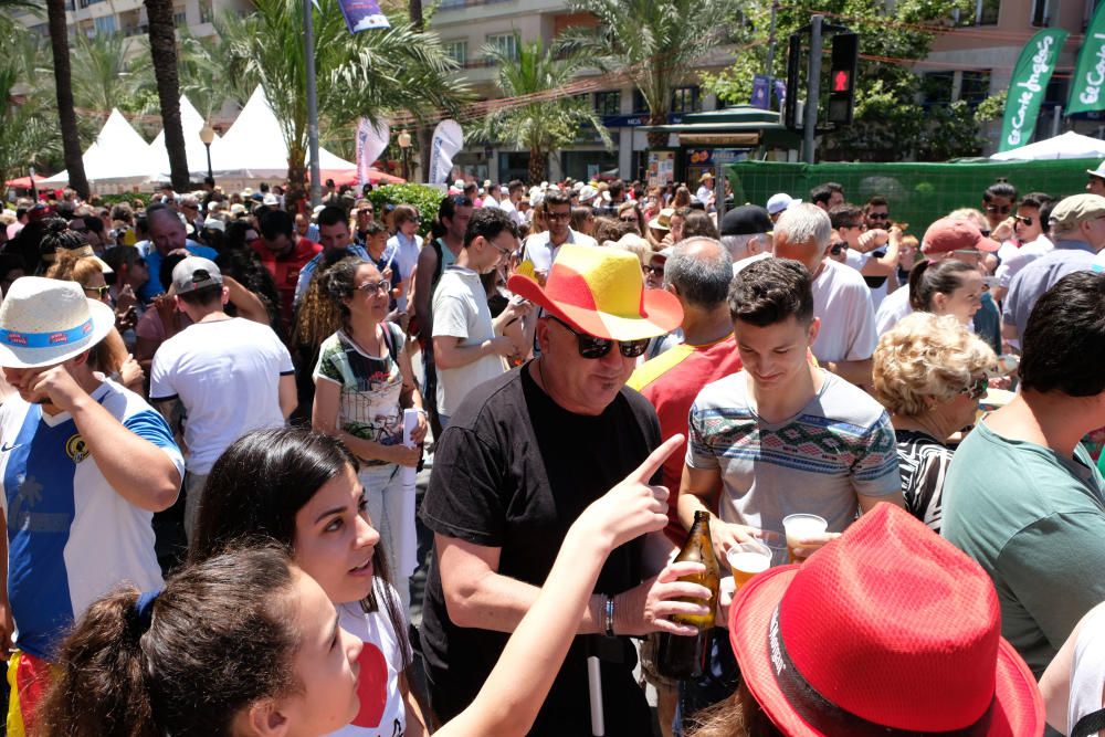 La mascletà de la pirotecnia valenciana Fuegos Artificiales del Mediterráneo hace retumbar la emblemática plaza con un disparo compacto con un potente final terrestre y aéreo