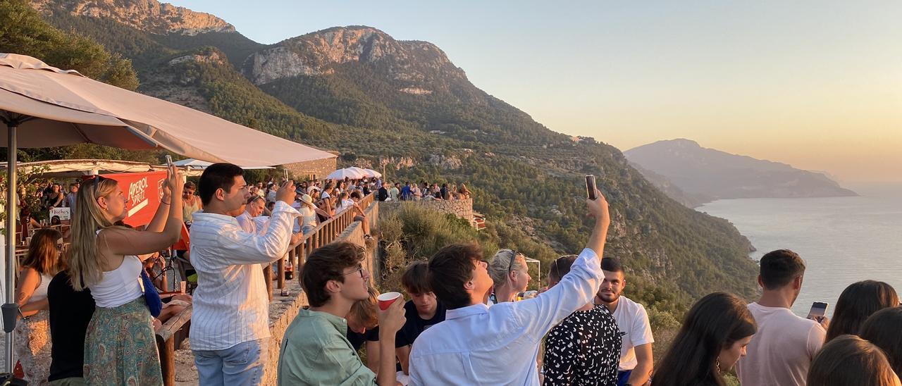 Gedränge an der Mauer des Aussichtspunktes Sa Foradada