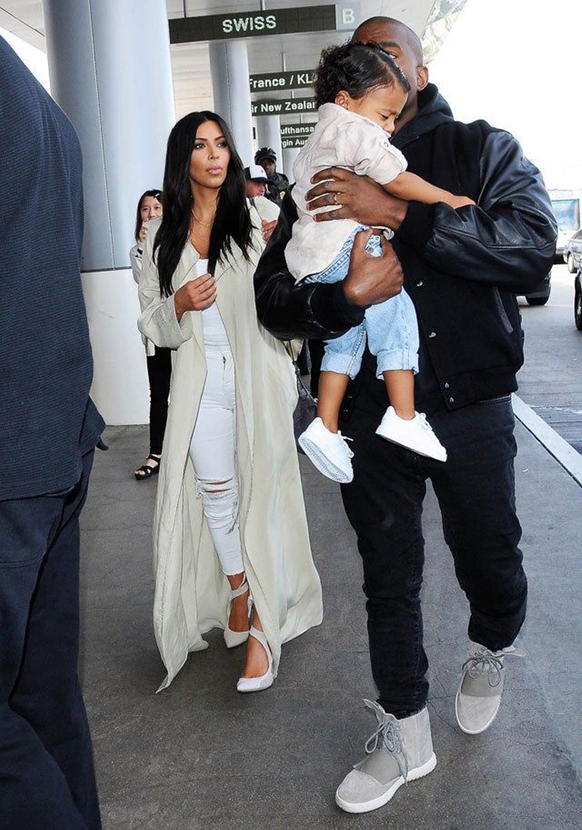 Nori va en brazos de su padre Kanye West