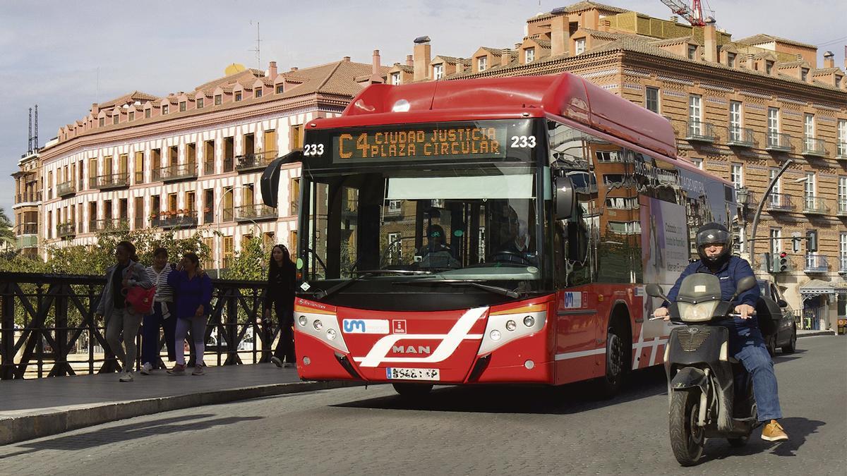 Fotografía de archivo de un autobús por Murcia.