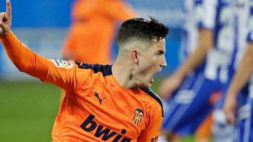 Hugo Guillamón celebra un gol con el Valencia CF.