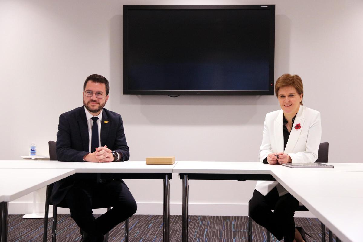El president Aragonès y la entonces ministra principal de Escòcia Nicola Sturgeon en una imagen de 2021.