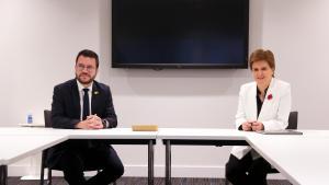 El president Aragonès y la entonces ministra principal de Escòcia Nicola Sturgeon en una imagen de 2021.