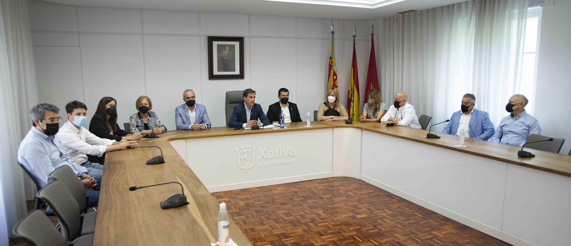 Homenaje a los trabajadores jubilados en el Ayuntamiento de Xàtiva