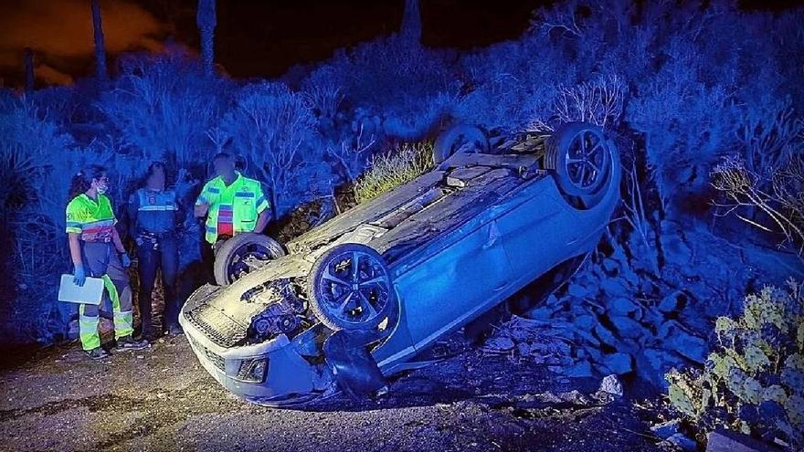 Salvan la vida de milagro en Tenerife: tres jóvenes resultan ilesos tras un brutal accidente en Arona