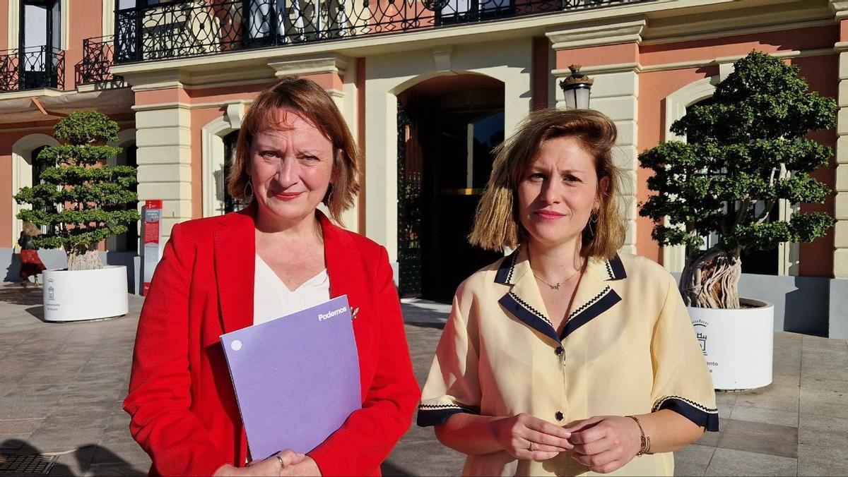 María Marín y Elvira Medina, este miércoles frente al Ayuntamiento de Murcia.