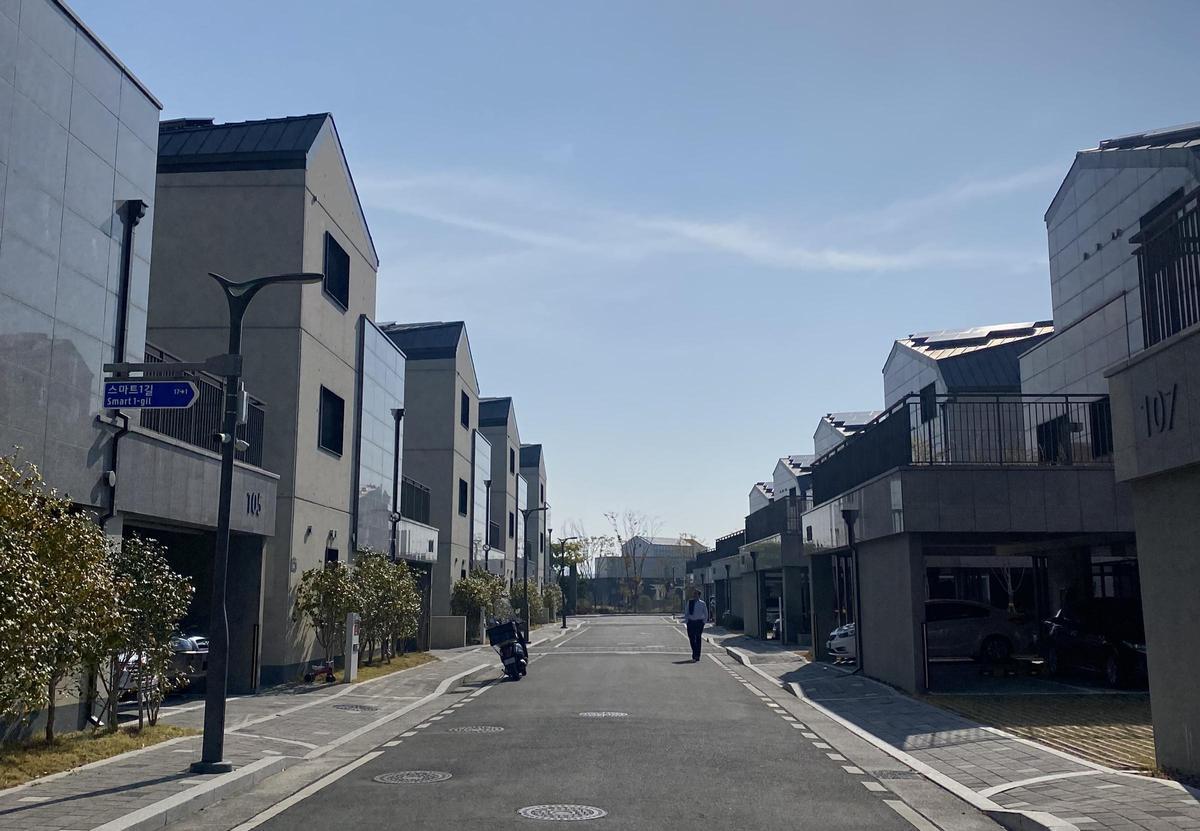 Una de las calles del pueblo donde Corea del Sur prueba las tecnologías relacionadas con las 'smart cities'