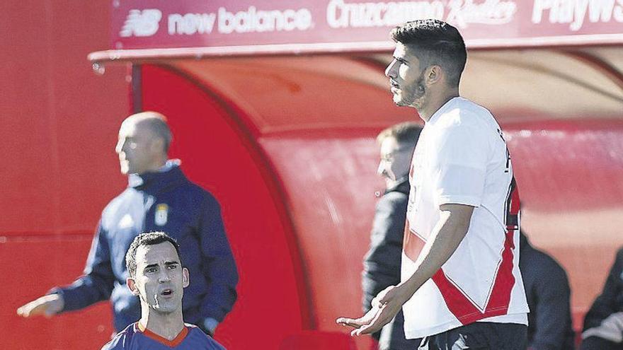 Linares, de rodillas, en el partido de ida ante el Sevilla Atlético (0-1).