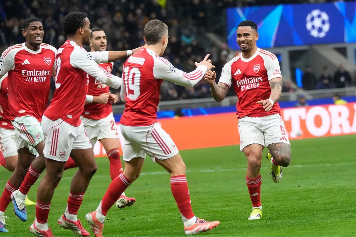 Los jugadores del Arsenal celebran el gol de Gabriel Jesus