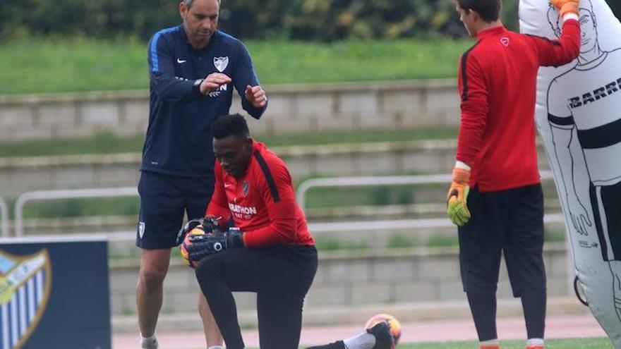 Carlos Kameni, junto a Paco Ruiz, preparador de porteros de Juande Ramos, en un entrenamiento reciente.