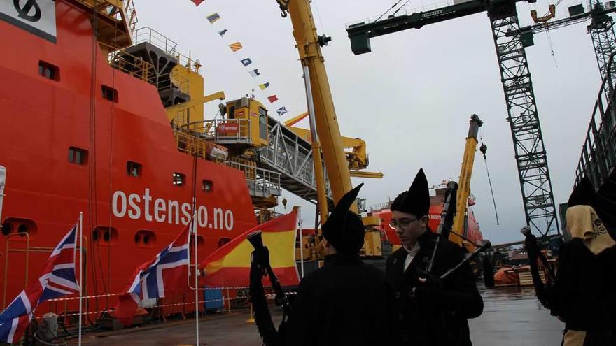 Ceremonia de amadrinamiento de un barco construido en el astillero de Gondán en Figueras.