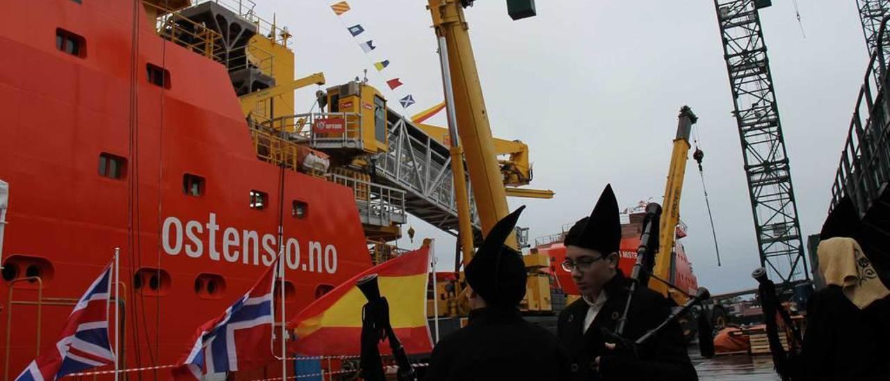 Ceremonia de amadrinamiento de un barco construido en el astillero de Gondán en Figueras.