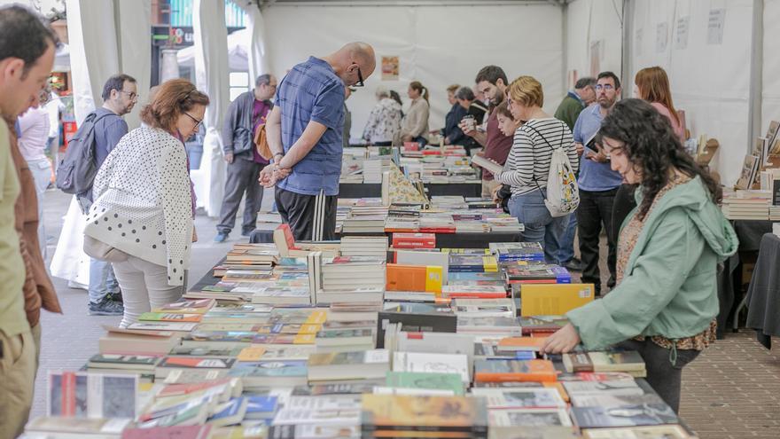 Tres sagues literàries que et mantindran enganxada a la lectura