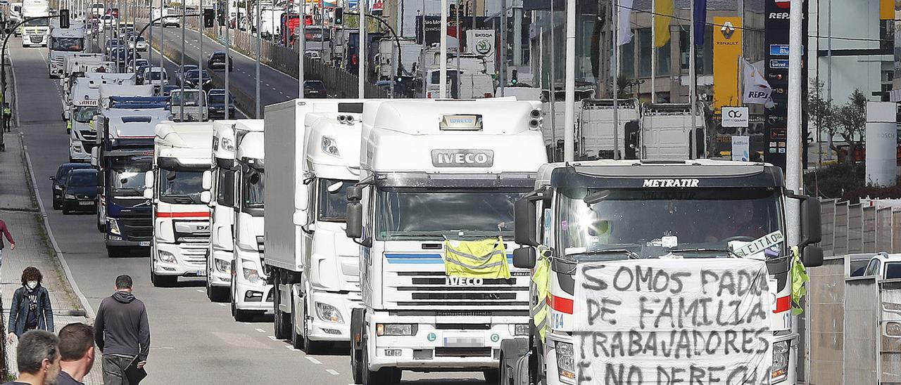 Cientos de camiones circulando como protesta ayer por la avenida de Madrid