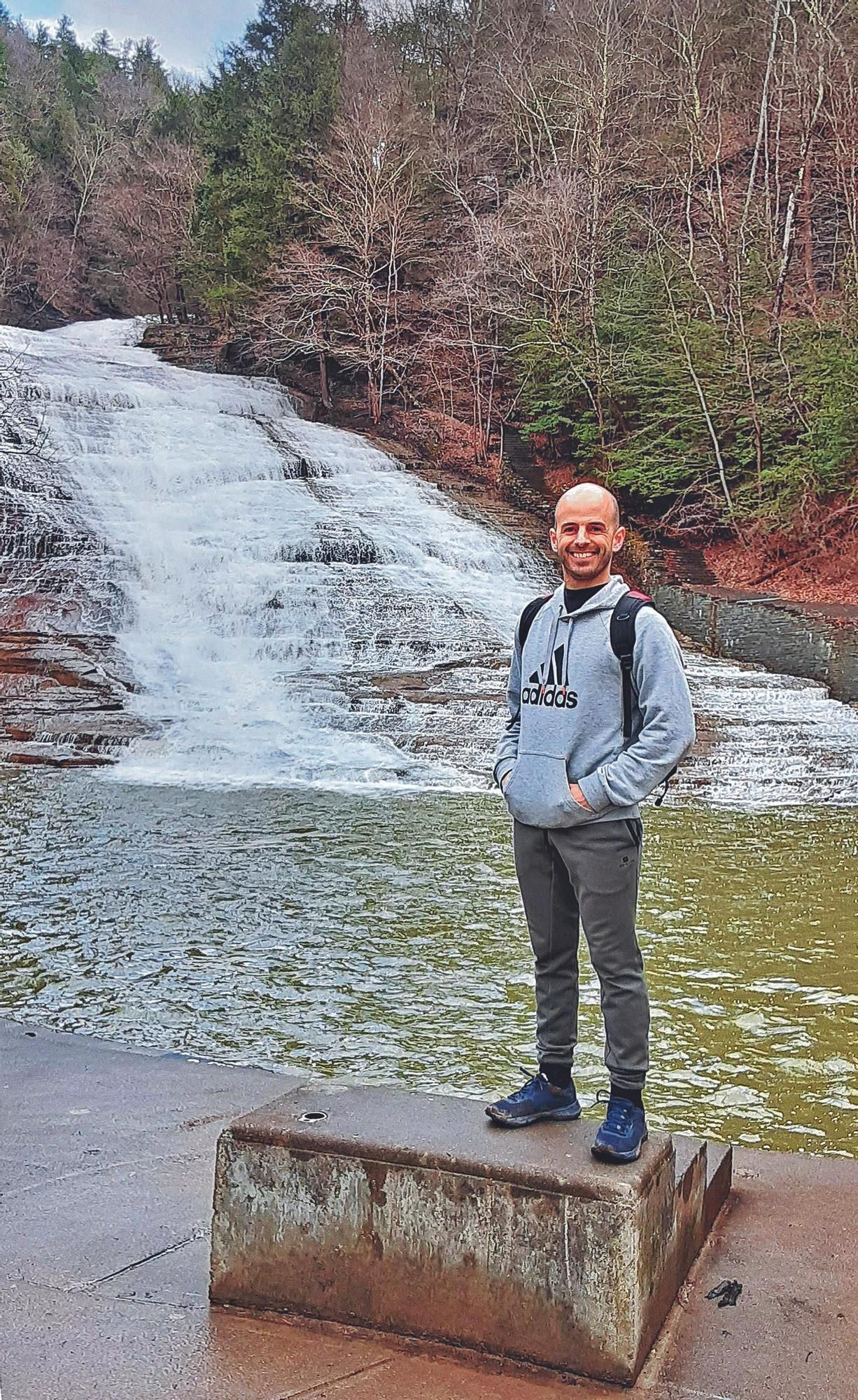 El investigador vigués Xosé López Goldar, en el Parque Buttermilk Falls, al suroeste de la ciudad de Ithaca