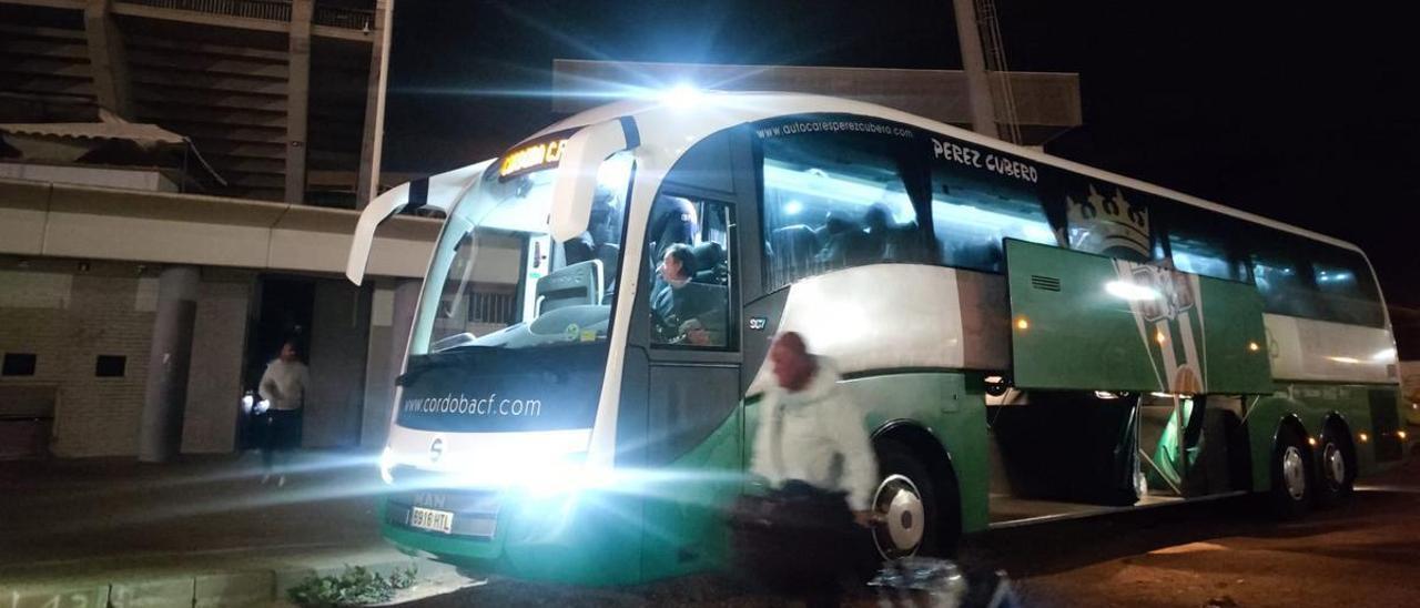 El autobús oficial del Córdoba CF, a su llegada a El Arcángel a su regreso de Sanlúcar, este domingo por la noche.