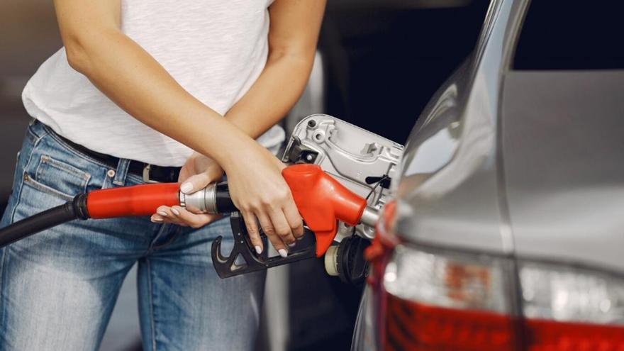 Saps el preu que rondarà el combustible durant el pont de maig?