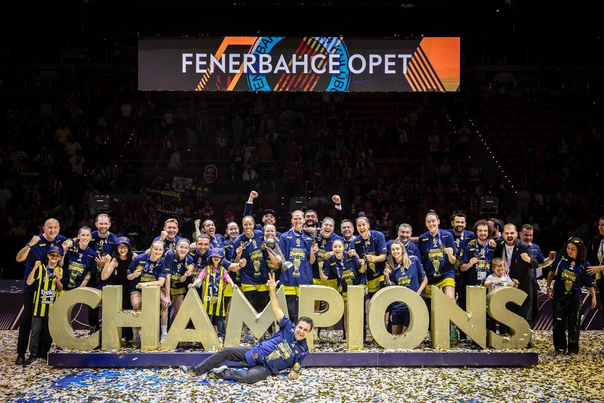 El Fenerbahce, recogiendo el título de campeón sobre la pista del Príncipe Felipe