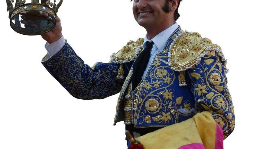 Morante de la Puebla saluda con una corona en la Feria de San Pedro de 2015.