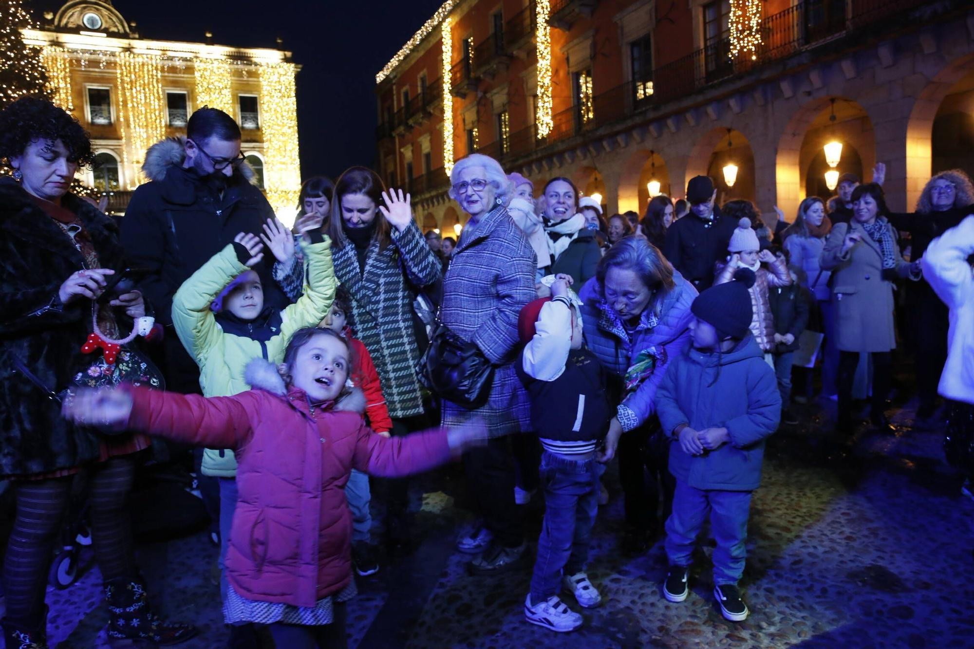 En imágenes: así han celebrado los más pequeños las 'Pequecampanadas' en la Plaza Mayor