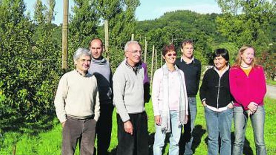 El grupo de investigadores, ayer, en una de las pumaradas del Serida.