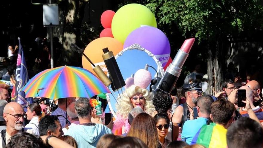 Colectivos LGTBI de Madrid cambian el arcoíris por el negro