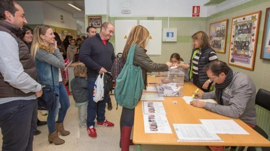 Elecciones al consejo escolar en un colegio de la ciudad de Alicante.