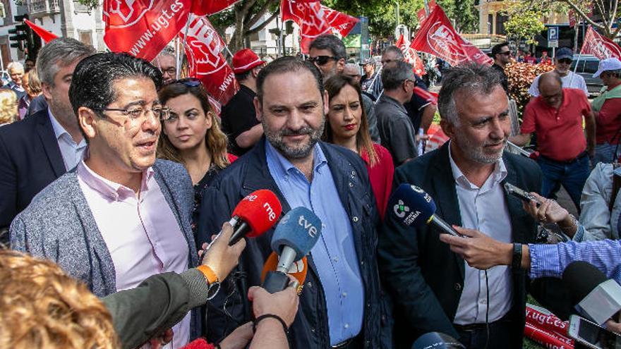 De izquierda a derecha Pedro Martín, José Luis Ábalos y Ángel Víctor Torres, ayer en la capital tinerfeña.