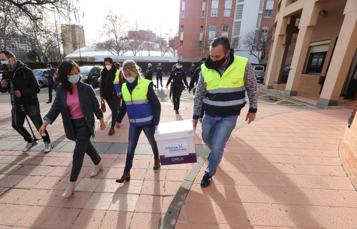 Llegada de las vacunas contra el covid a la residencia Romareda