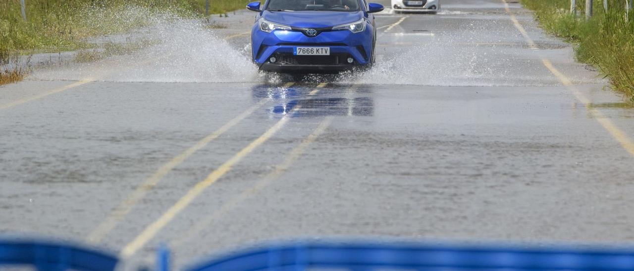 Carretera del Carmolí anegada de agua por las lluvias y los afloramientos del acuífero