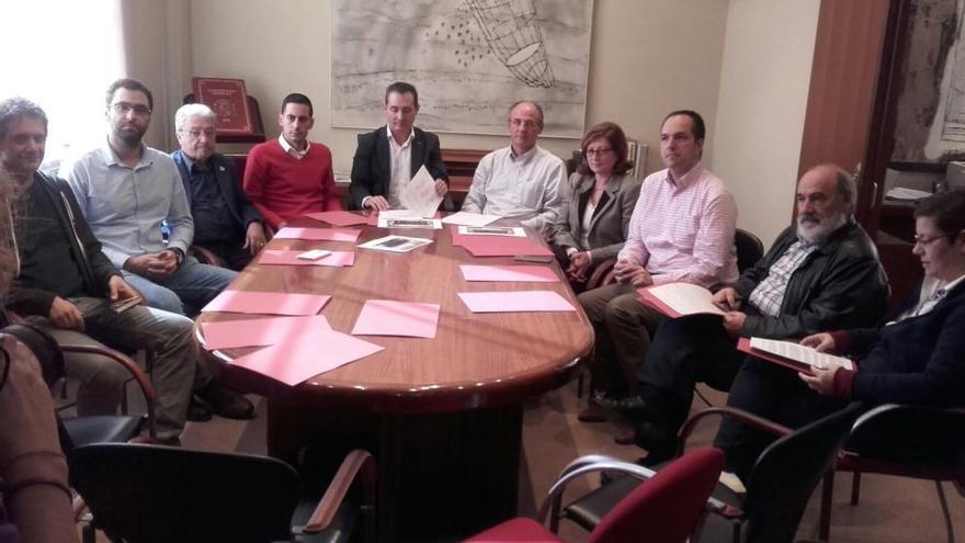 Los alcaldes y otros representantes de la administración, en la reunión mantenida hoy en Xirivella.