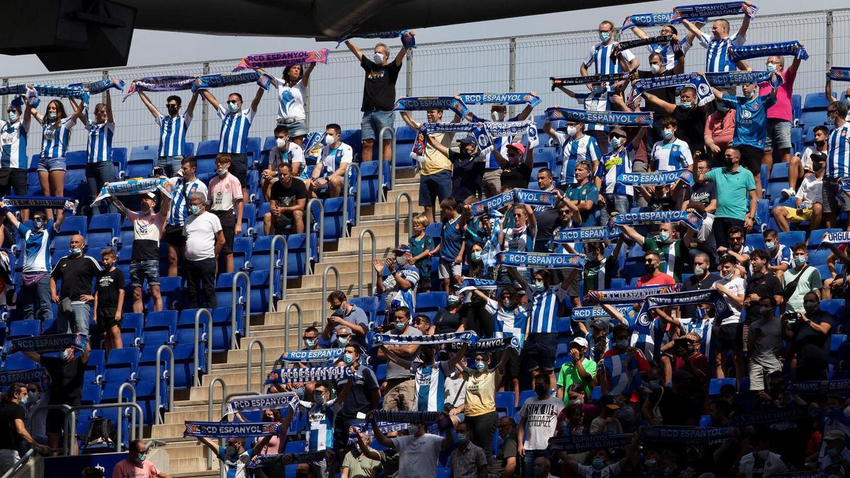 Un juez prohíbe ir al campo del Espanyol a 11 hinchas por agredir a un rival.