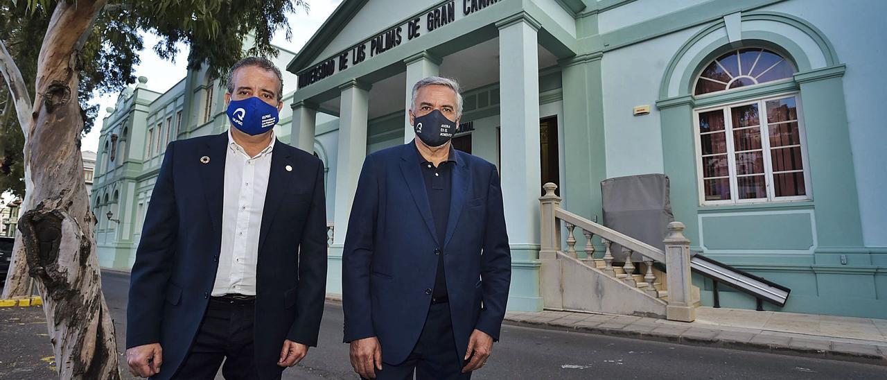 Rafael Robaina (i) y Lluis Serra frente a la sede institucional de la Universidad de Las Palmas de Gran Canaria.