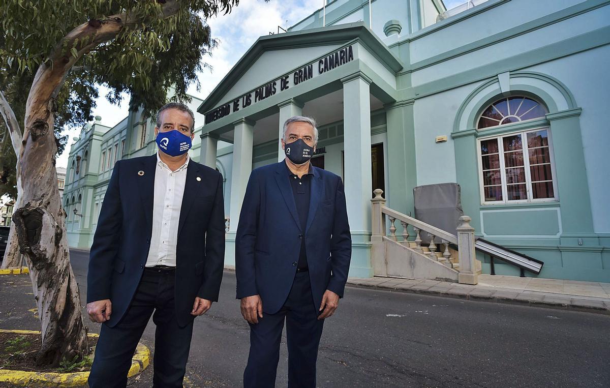 Rafael Robaina (i) y Lluis Serra frente a la sede institucional de la Universidad de Las Palmas de Gran Canaria.